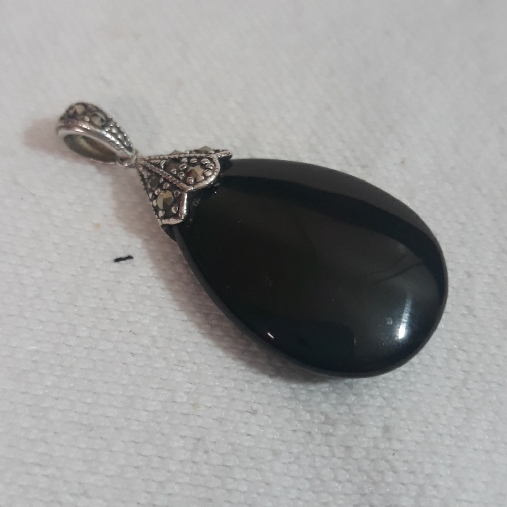 Sterling marquisite holding black onyx pendant - Picture 5 of 5